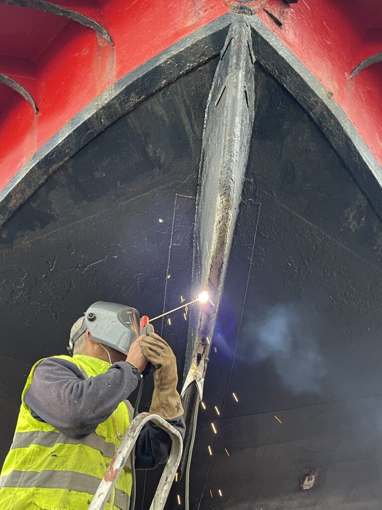 L'équipe de Naval Industrie soudant un engin de chantier en réparation